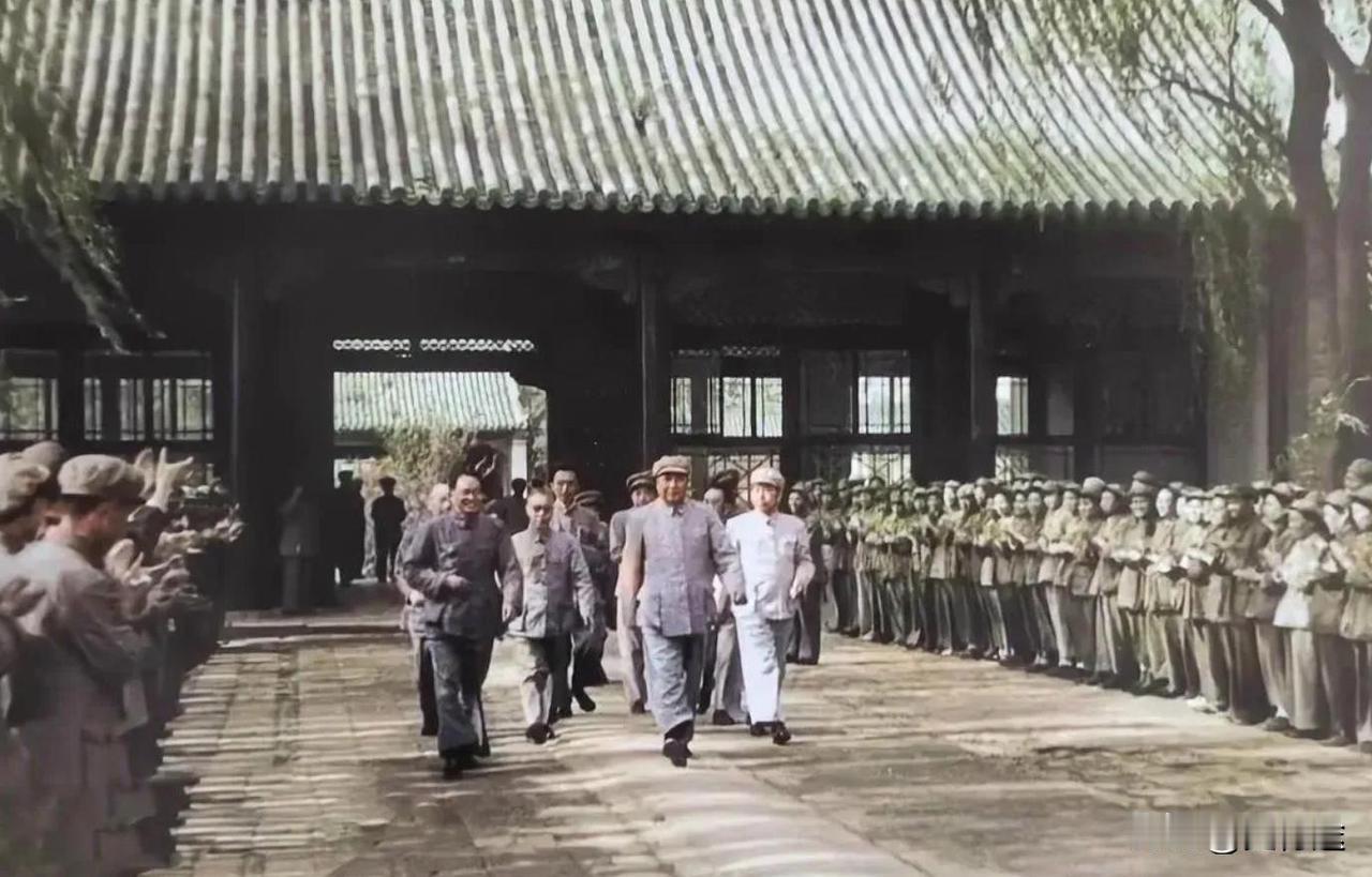 1949年，毛主席率众入驻中南海，一股强大的气势，扑面而来。时间往前推几个