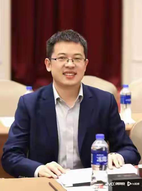 东方甄选四主播夜反汴梁城，这堆儿扎的，让人目光一下子聚在了孙进身上。作为东方新