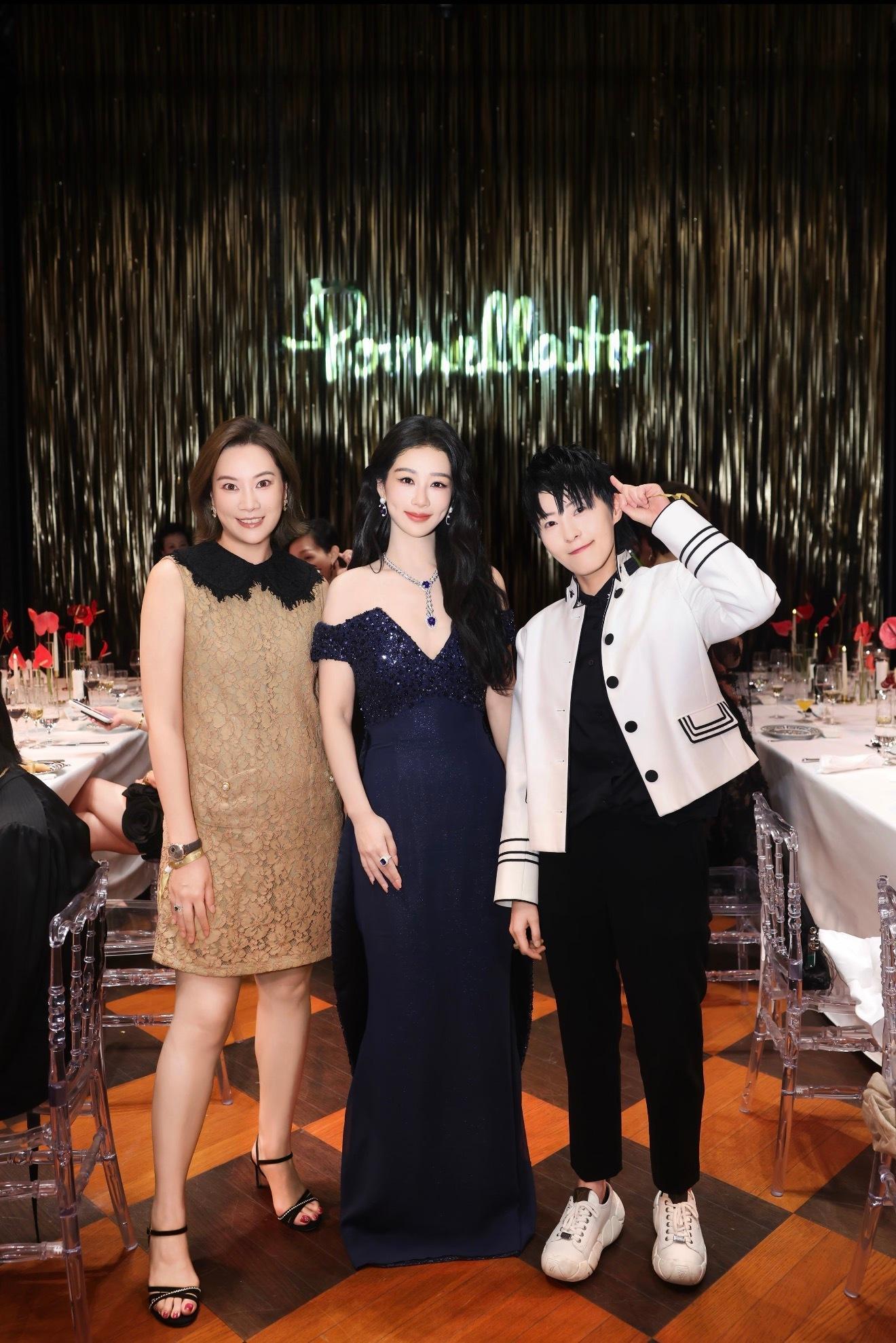 我什么时候能变成富婆啊，我也想搂着杨紫合影。​​​