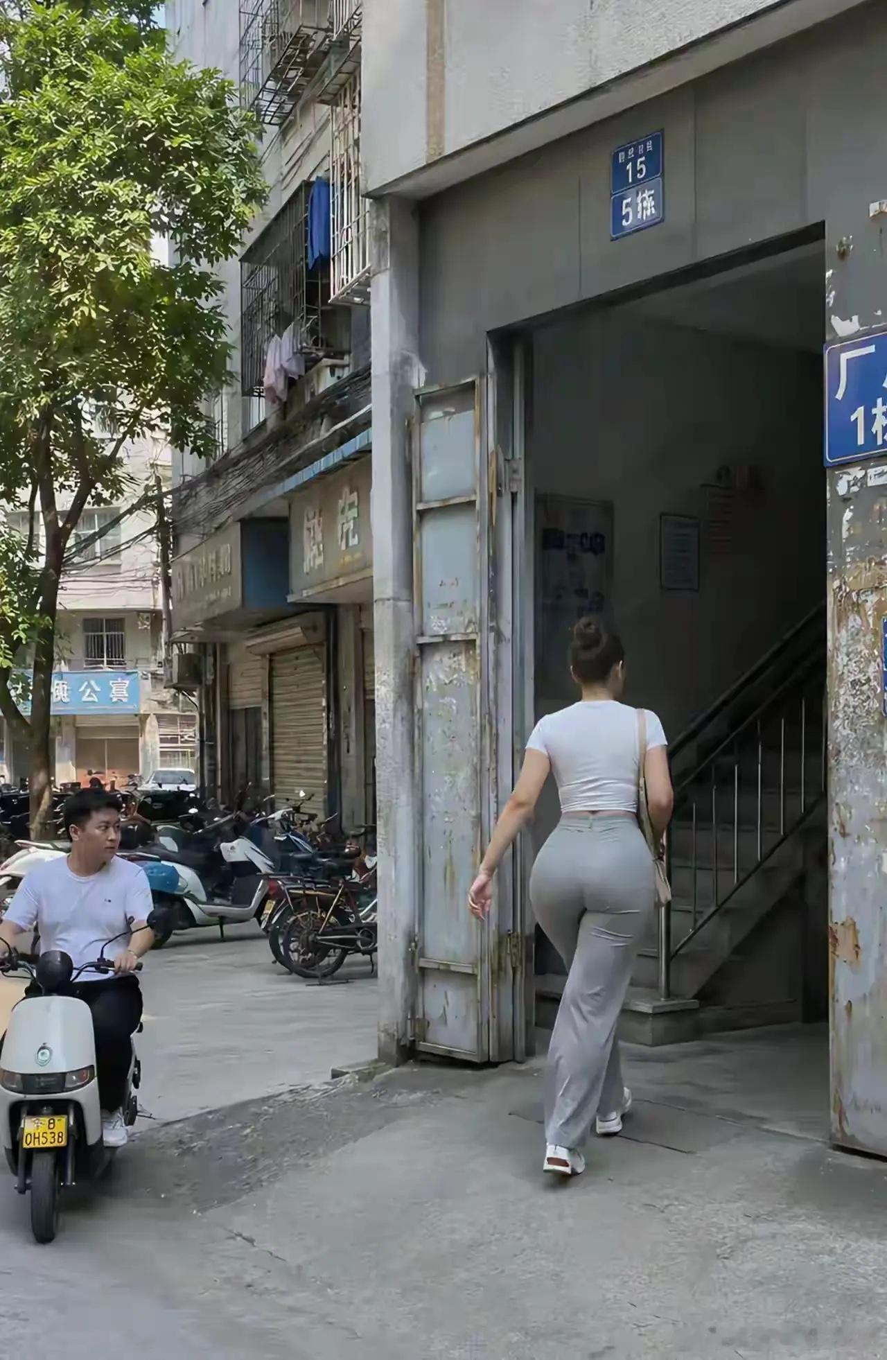大哥都看上隐了，每天都来偶遇一下背影