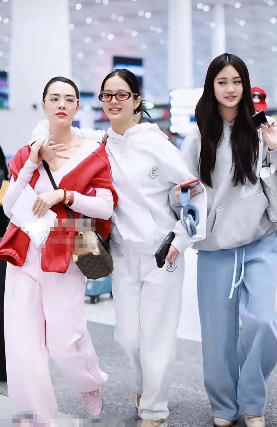 钟丽缇一家亮相机场，三个女儿并肩一起走，个个貌美如花！