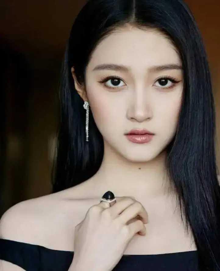 关晓彤吐槽引热议，鹿晗感情状况再成焦点关晓彤与鹿晗相恋八年，近期频繁被传分