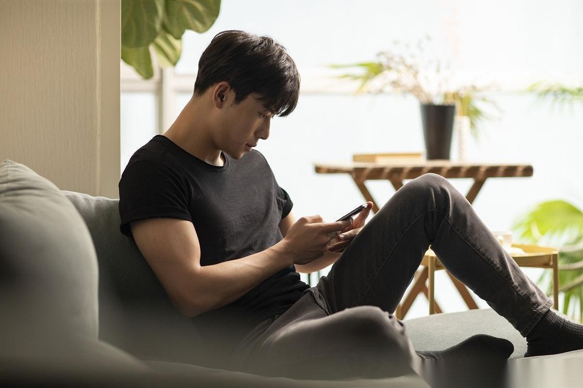 “周扒皮都甘拜下风！”河南郑州，一男子在某公司才上班1个月，一天，他下班后，微信