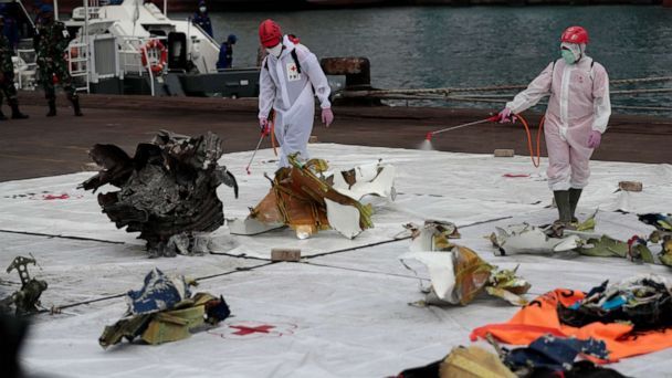 潜水员在坠毁的载有62人的飞机上发现了人体残骸