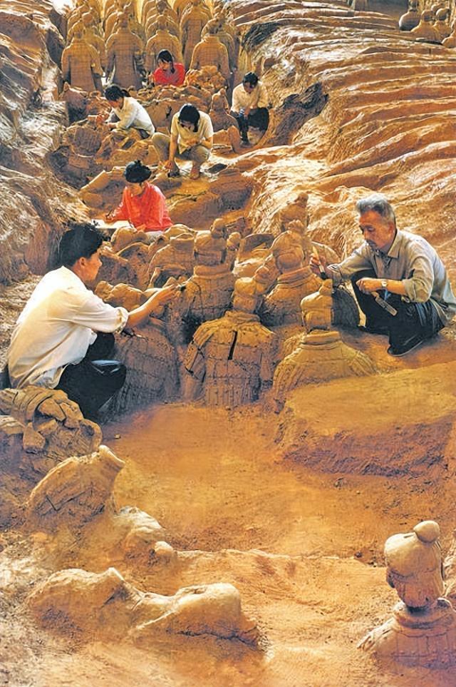 “最早的中国”并非一个点，而是由二里头文化确立的广域王权国家。通过对洛阳盆地的田