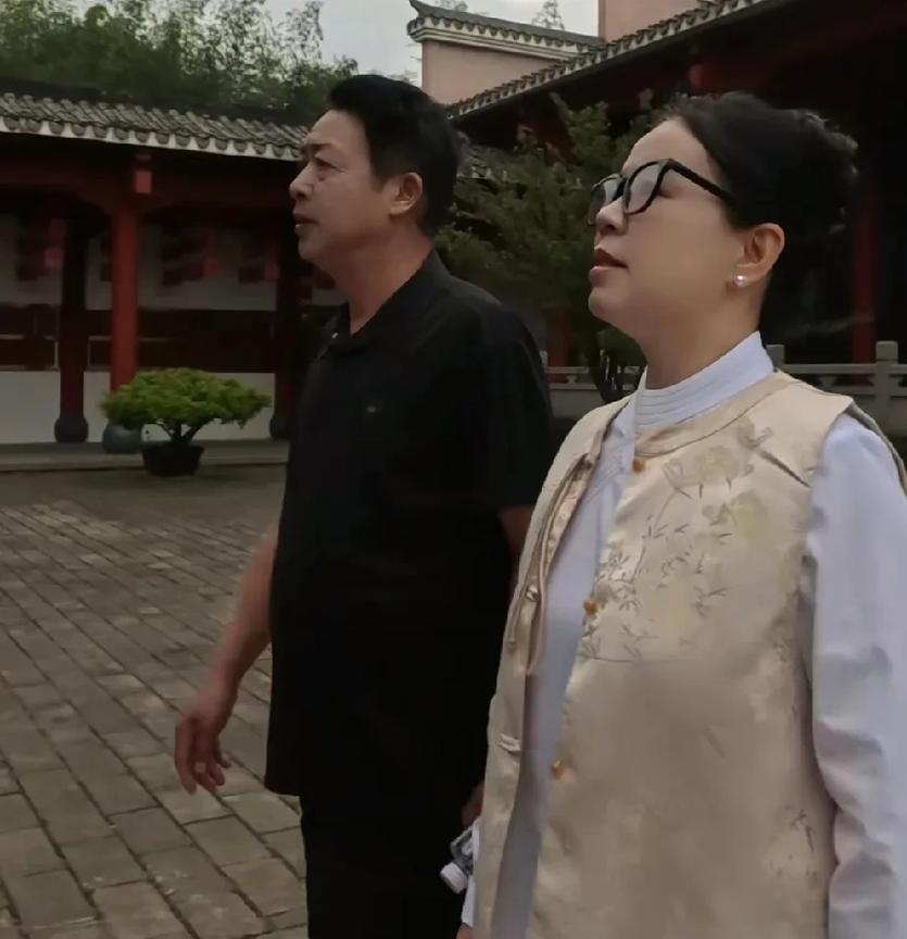 老窄又秃噜嘴了，难道那崽儿真的是在马甸儿下的，去峰峰换的。老窄在直播间责问老徐