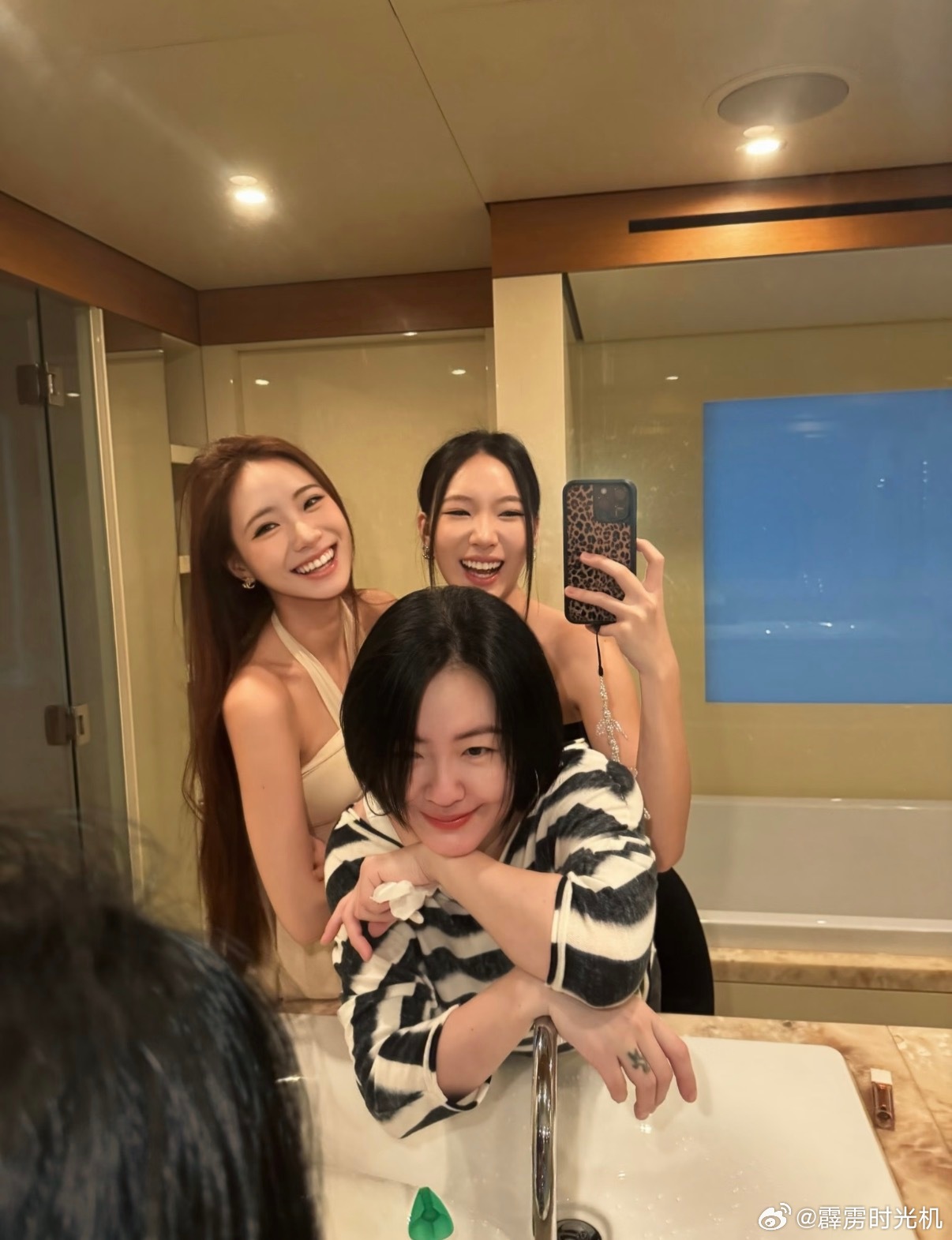 天啊！小s重回小红书！晒了和大女儿二女儿老公许雅钧香港旅行的照片（许老三还没放假