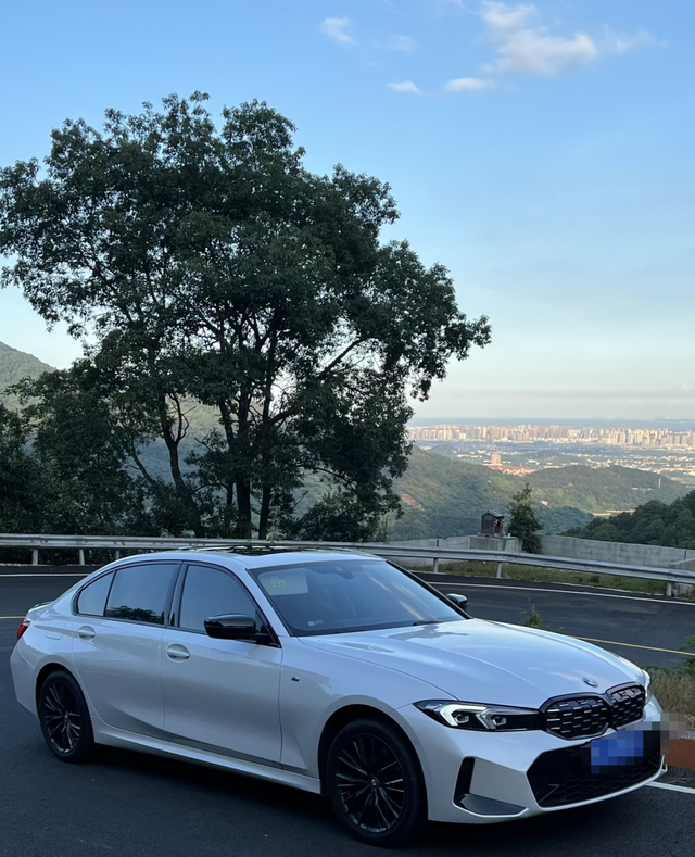 宝马3系吐槽1.低速顿挫虽然3系响应刹车各方面也都挺快的，但是低速顿挫是真