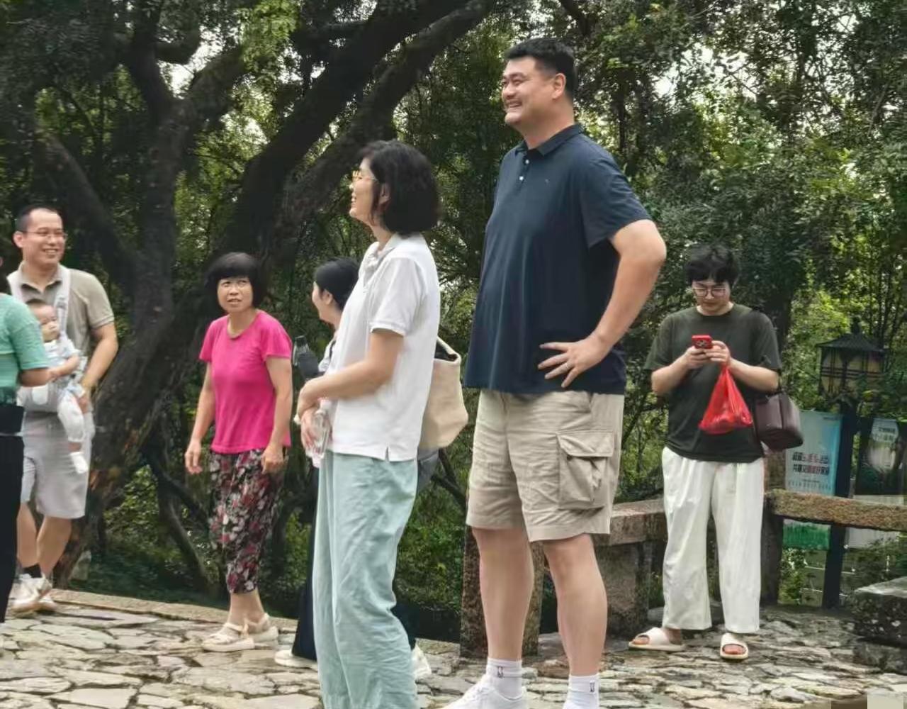 有网友在苏州偶遇姚明一家，他女儿在旁边，真的好高啊！她们真的是巨人家族，小姑娘现