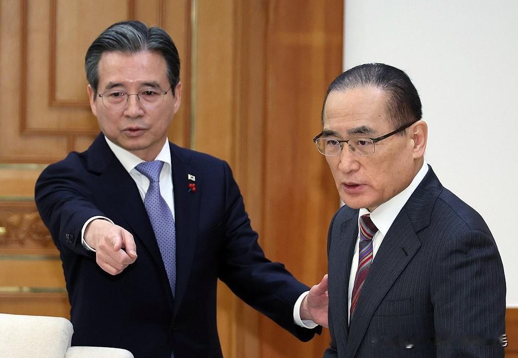 21日韩国总统府召开由国安室长魏圣洛、政策室长金容范主持的跨部门紧急会议，商讨应