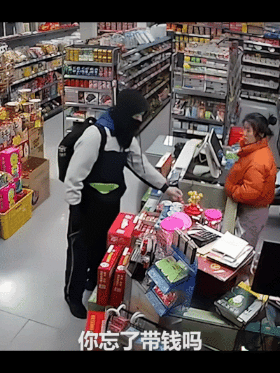 被人民日报点赞了！湖北武汉，男生买早餐忘带钱，女店主暖心赠面包，次日男孩专程赶