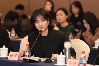 2月4日陈晓和孙千现身北京出席电视剧《大生意人》研讨会两人都穿了黑色谁的