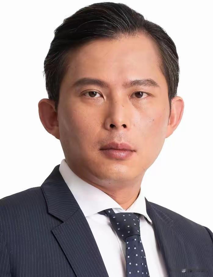 黄国昌这回在日本对着空办公桌合影，简直演成了政治喜剧！想靠媚日拉选票，结果连高