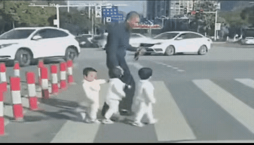 前几天在十字路口看见一位老大爷带着三个小孩过马路。三个孩子都是双胞胎那种，走着走