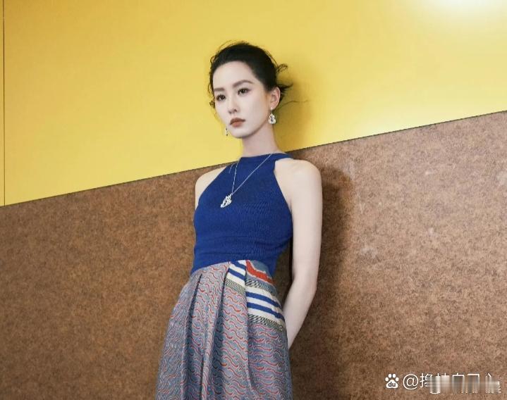 刘诗诗之美，不止精致五官，更胜在浑然天成的温婉气质，淡雅仙气自带柔光滤镜，隔着屏