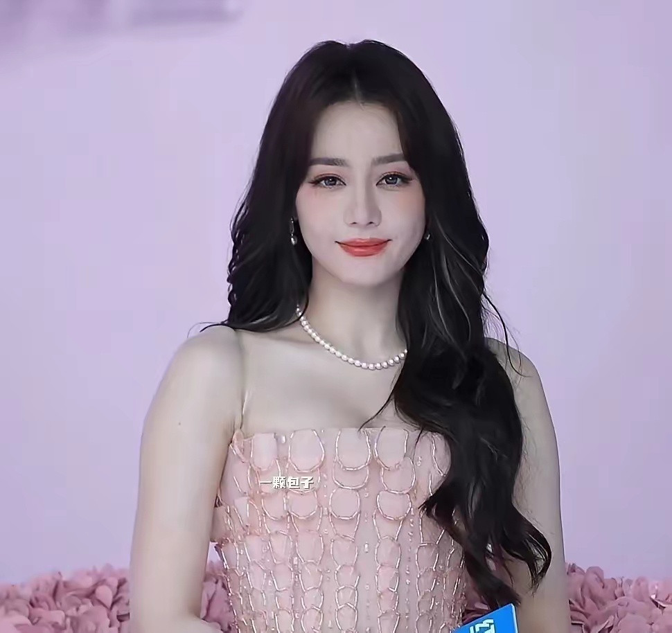 古力娜扎和迪丽热巴同一天的线下活动生图，感觉热巴看起来像娜扎的姐姐[捂脸哭]俩人仿