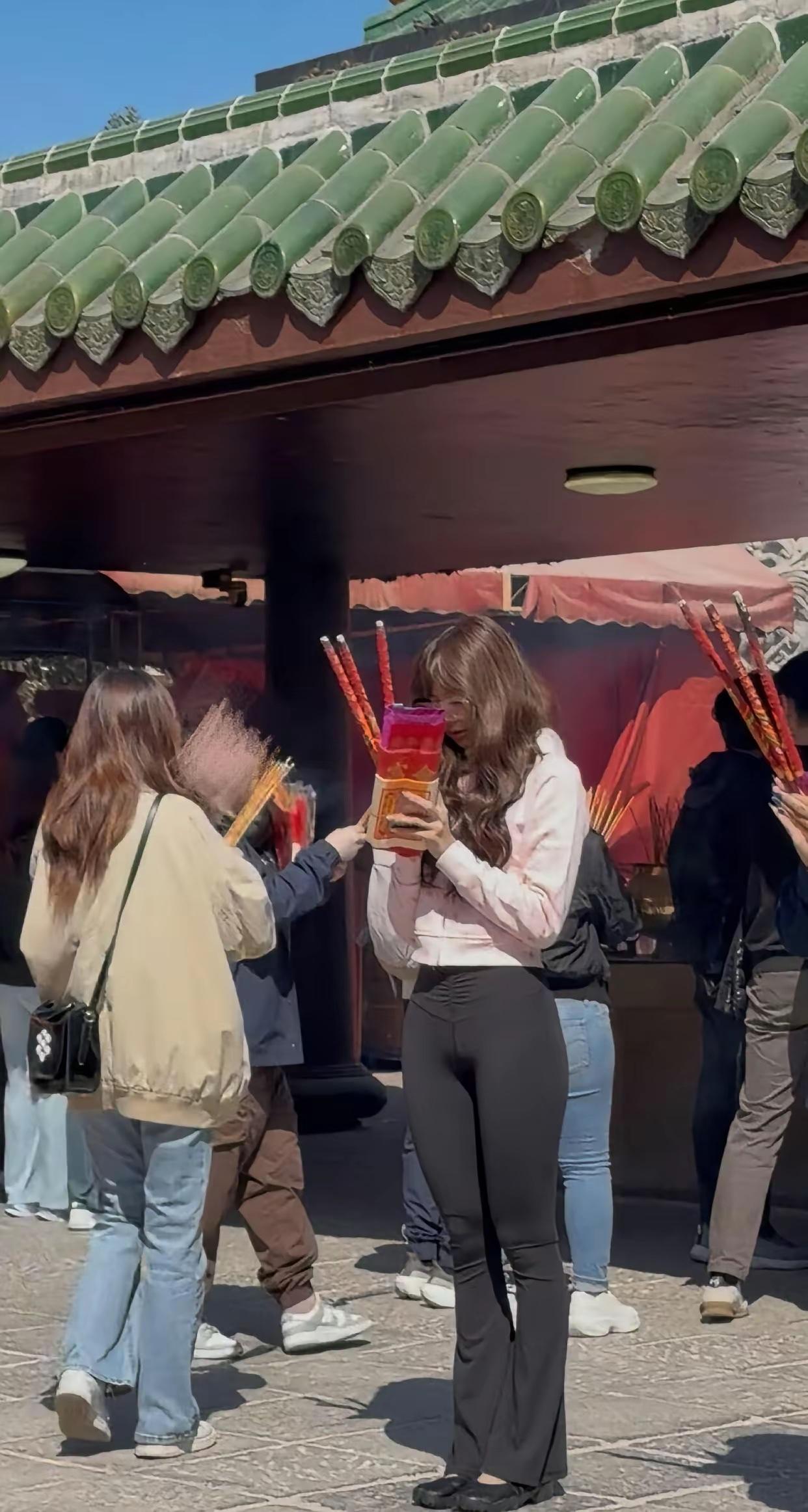 私下的Lisa跟舞台上差别好大，简直认不出来，感觉和和素人没什么两样​​​，但