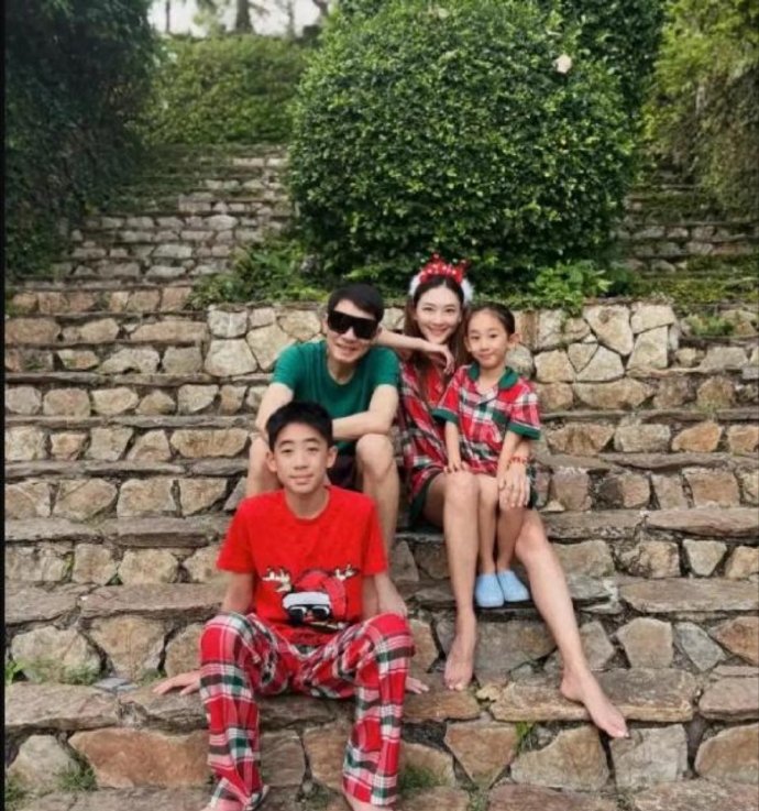 应采儿晒圣诞全家福！5岁小儿子“女孩装扮”萌翻，陈小春墨镜耍帅超反差