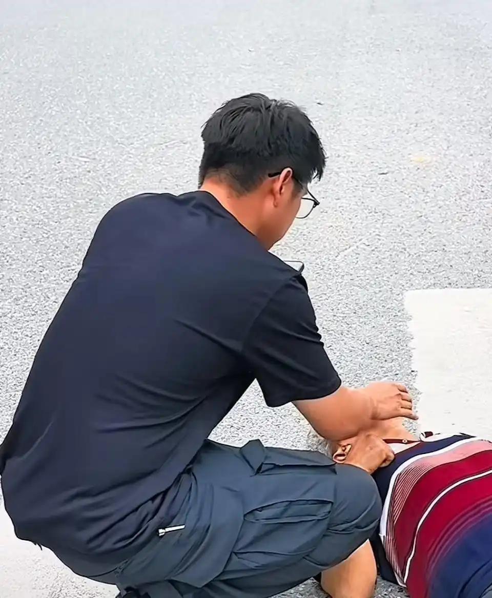 广东清远，一位老人突然在马路中央倒地，路过的司机大多都会犹豫，怕被误会、怕惹上麻