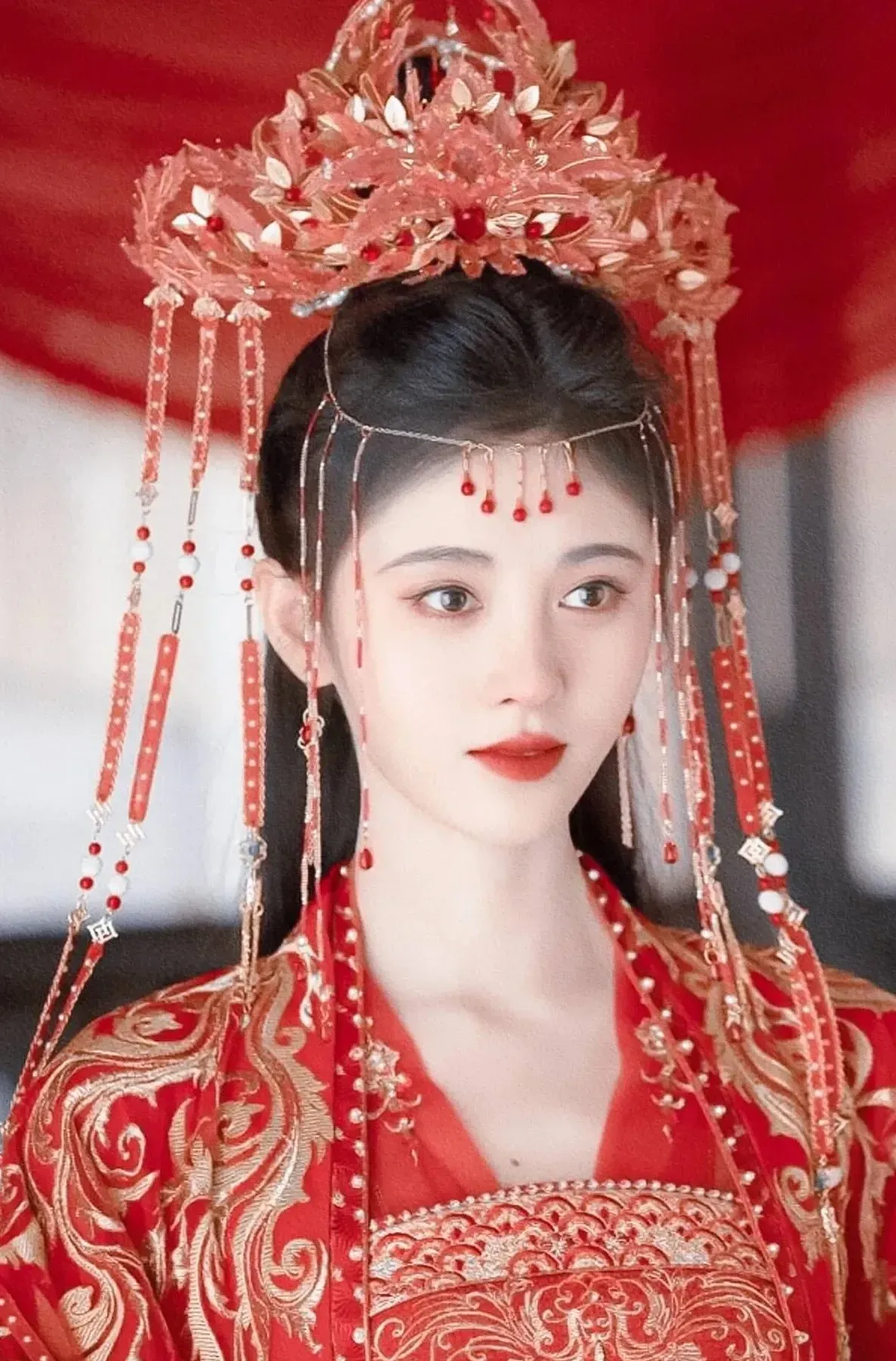 书法家王献之被公主逼婚，令他休妻再娶。王献之用艾草烧伤双脚，让自己变成了瘸子，他