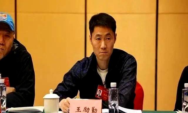 当国乒这两年成绩忽上忽下时，舆论把刀递到王励勤手里：要不要一刀切掉“中生代”？