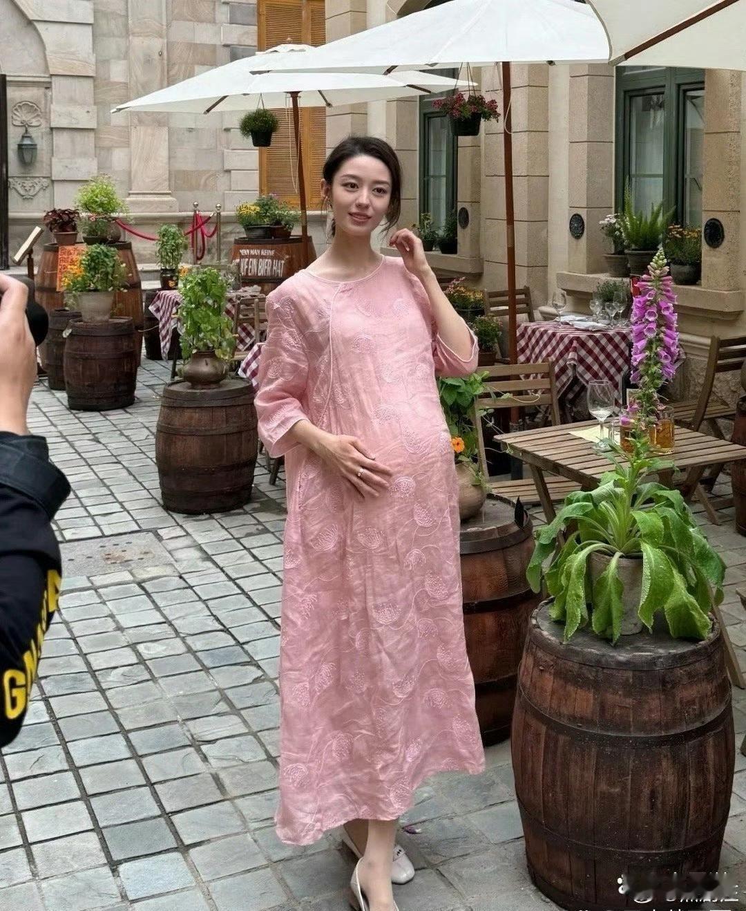 不愧是明星，怀孕时候都美若天仙啊。