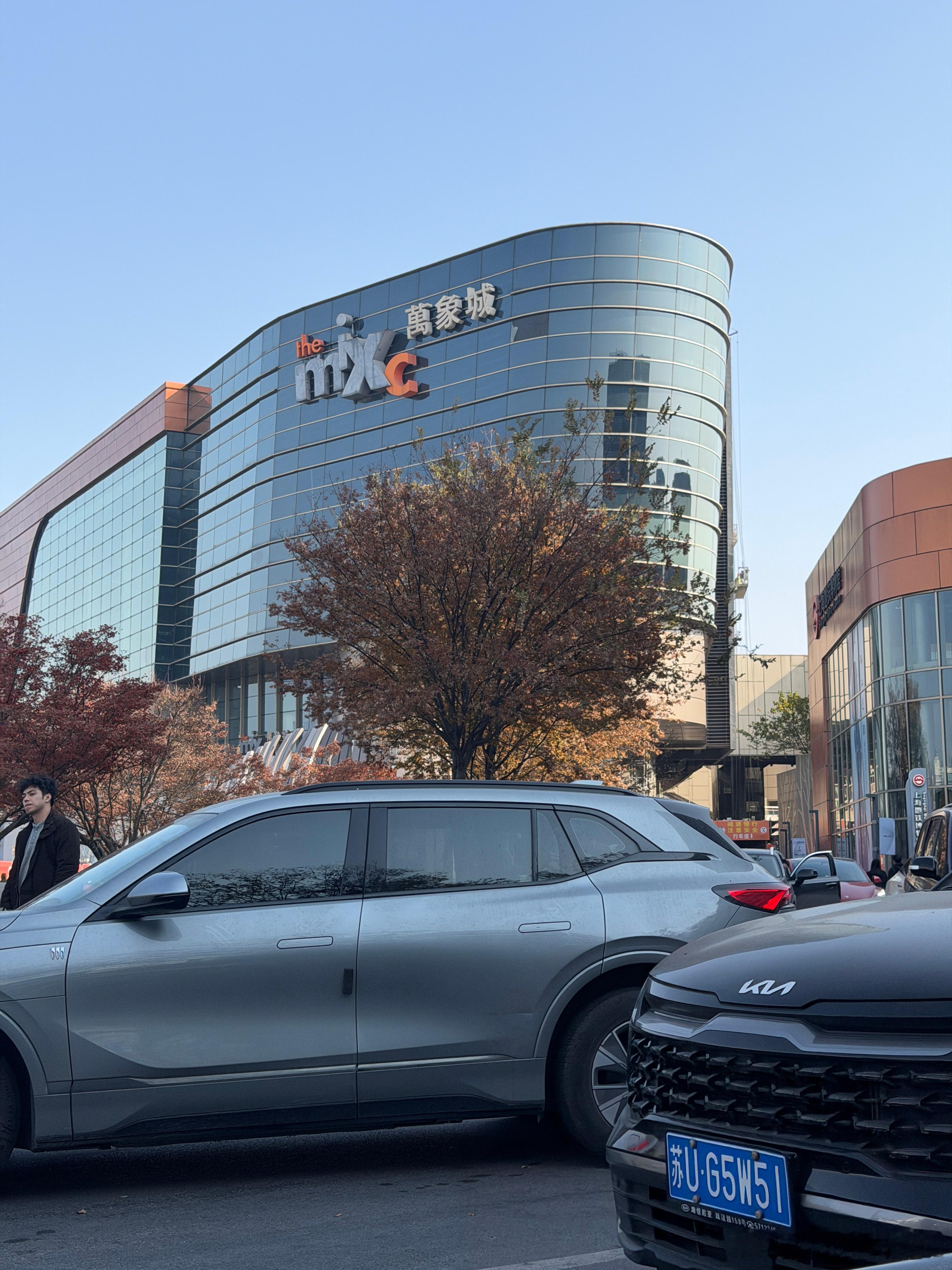 绝对是疯了，感觉全上海的人都来了万象城……这么大这么多层的停车场，完全没位置