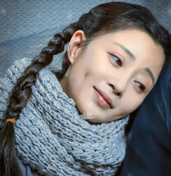 2021年，导演李路筹备《人世间》选角时，42岁的殷桃主动争取，小心翼翼地对李路