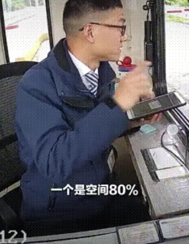 5月13日报道，一名男子驾驶货车满载蔬菜准备下高速，心里一直担心载货重量不达标，