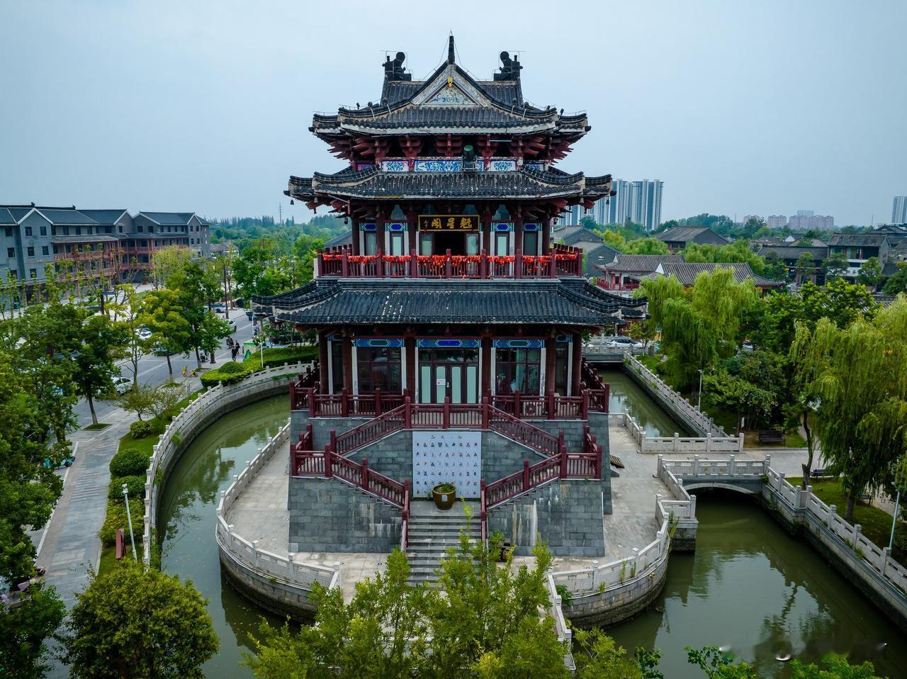 河下古镇的魁星阁是淮安河下古镇的标志性建筑，承载着古镇的历史记忆与文化寓意。