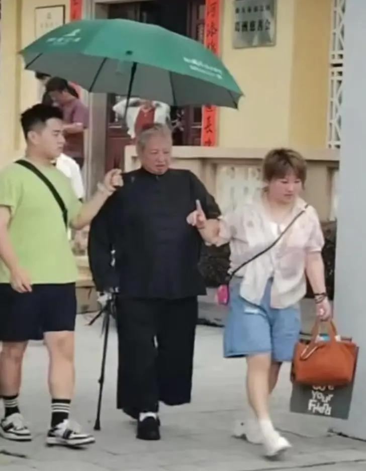 7月31日，75岁的洪金宝罕见亮相汕头。他身形略显佝偻，走路步履蹒跚，让人不禁感