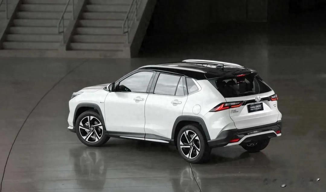 新能源狂飙，丰田却在2026年上燃油小SUV？海外多地禁燃推迟，燃油车续命。日