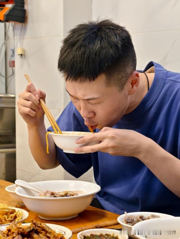 来成都要“慎重”！杨九郎晒剧组伙食，饕餮盛宴，让人酣畅淋漓！黄喉、牛肉、素椒面