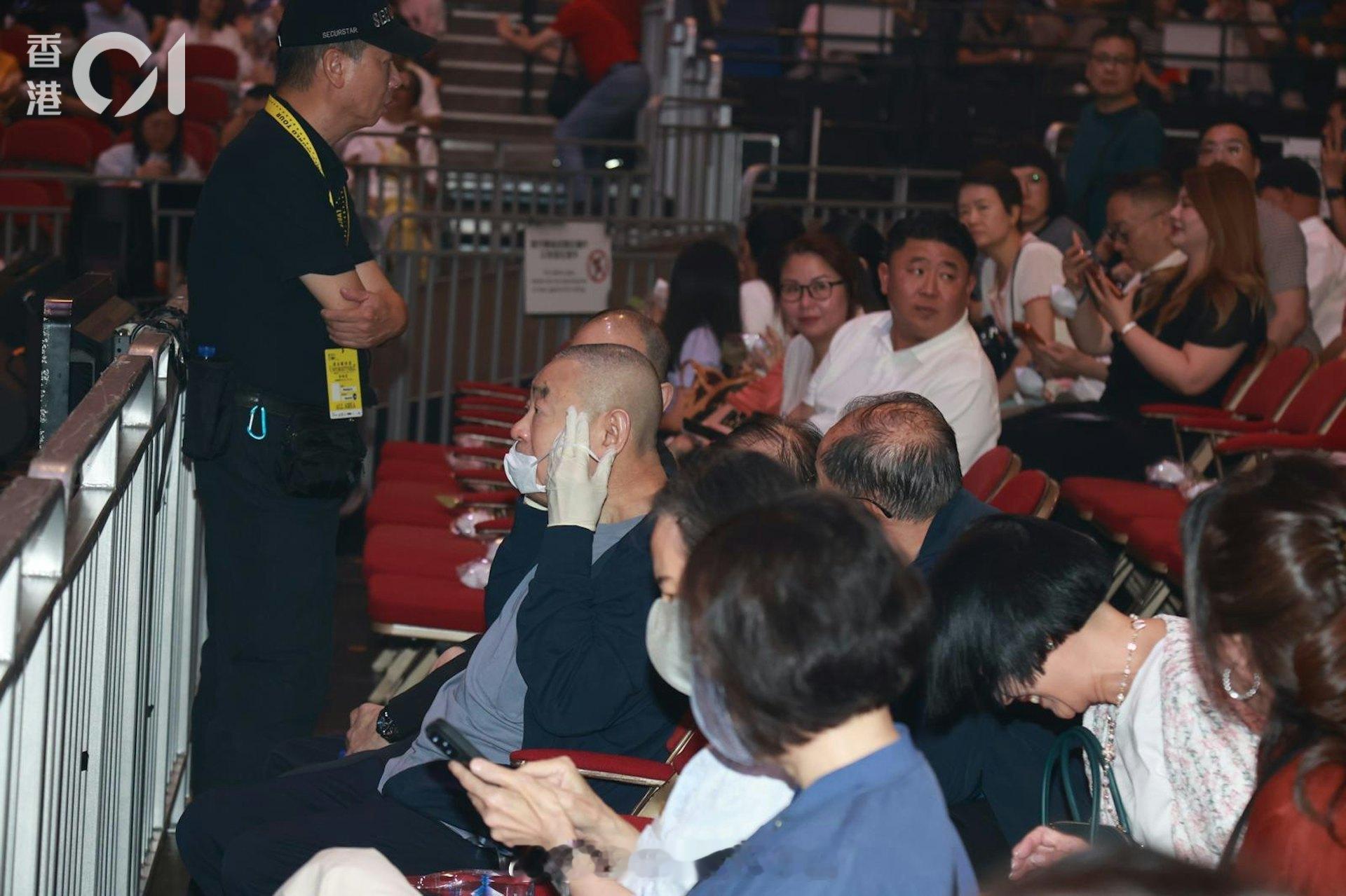 谭咏麟演唱会｜大刘刘銮雄坐首排成焦点大方摘下口罩和粉丝合照谭咏麟（校长）一连十场《谭咏麟与您「刻骨铭