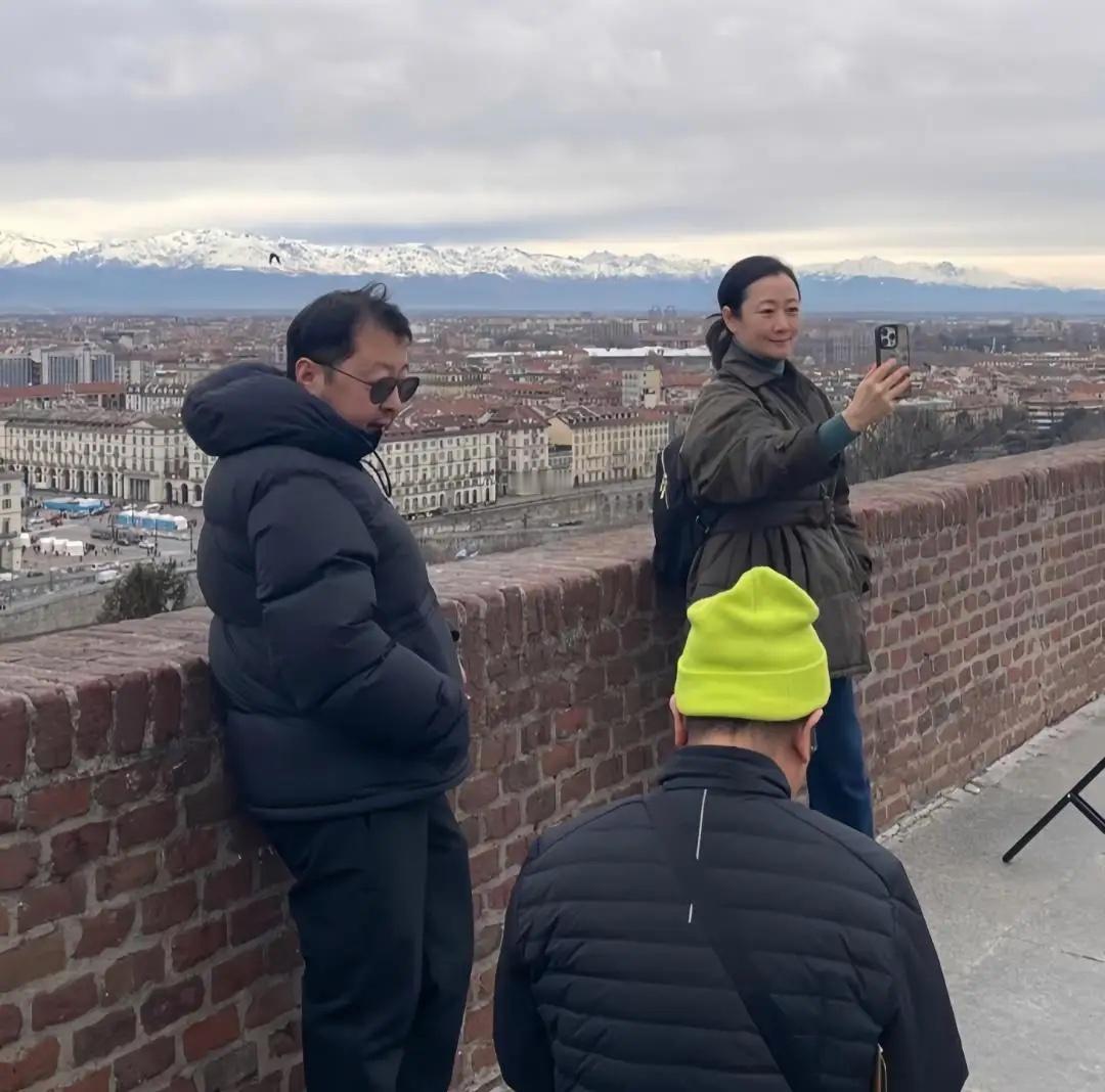 55岁导演贾樟柯和妻子赵涛现身西班牙旅游被偶遇，夫妻俩的打扮好朴素大方，土味十足