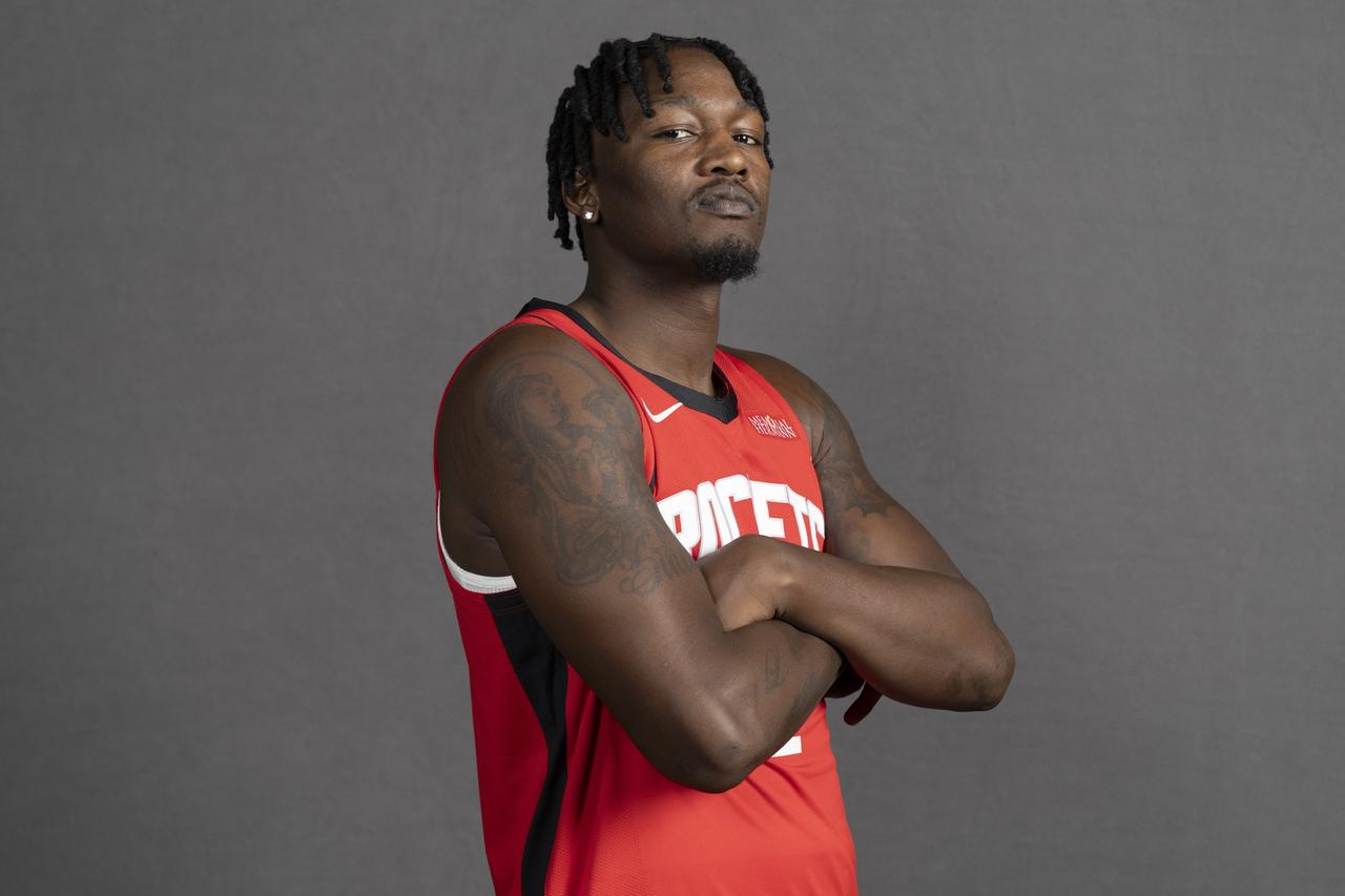 火箭签约芬尼史密斯目前来说是亏大了，预估还要休1-2月，这让本来轮换球员少的火箭