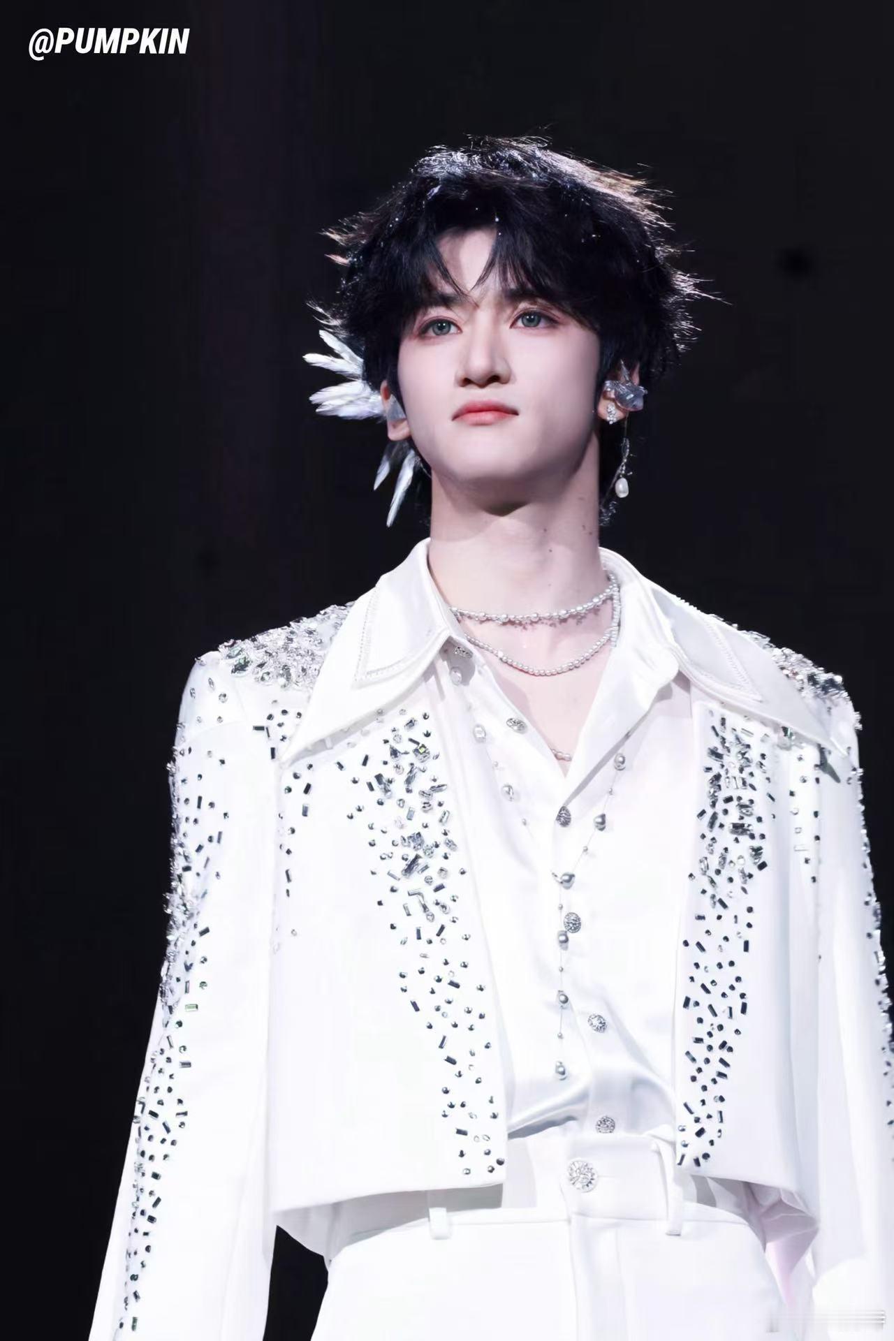 邓佳鑫离了时代峰峻发现外面没有雨邓佳鑫的温柔和智慧在节目里尽显，能稳住场面能优