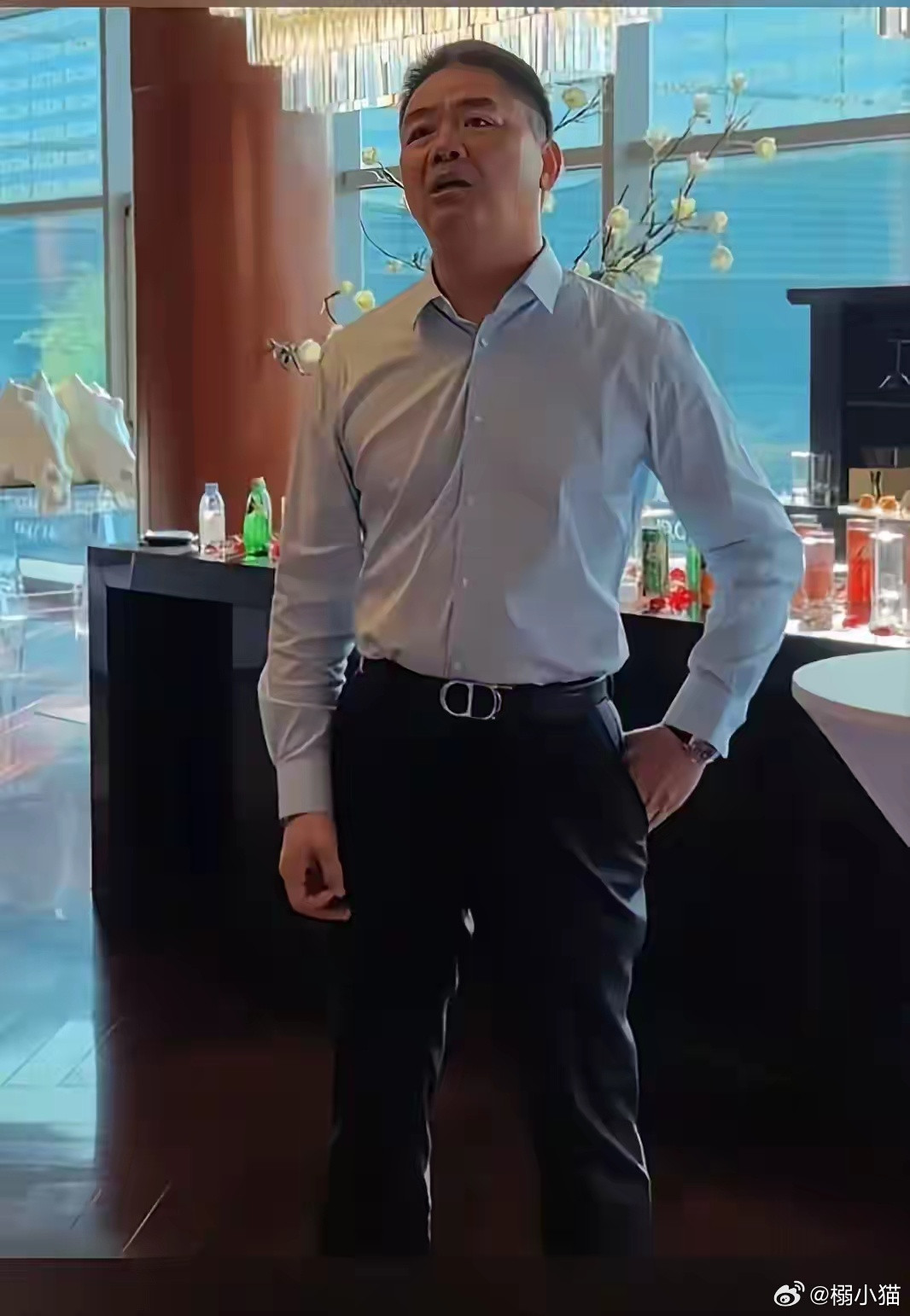 我表弟在京东快递干小哥，20岁进去，到现在已经干了5年多了，今天我打电话问他:如