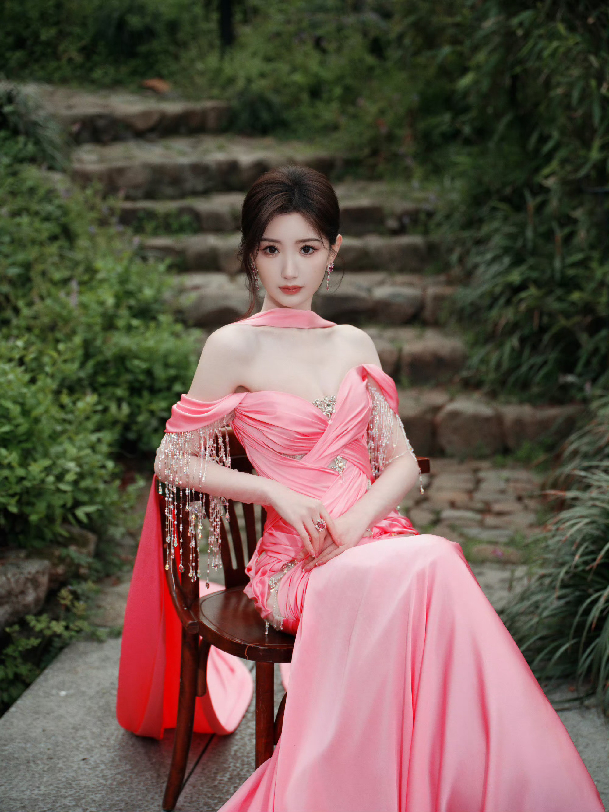 毛晓彤好符合央视审美的一张脸，非遗苗绣造型美出新高度！眼睛根本挪不开😻