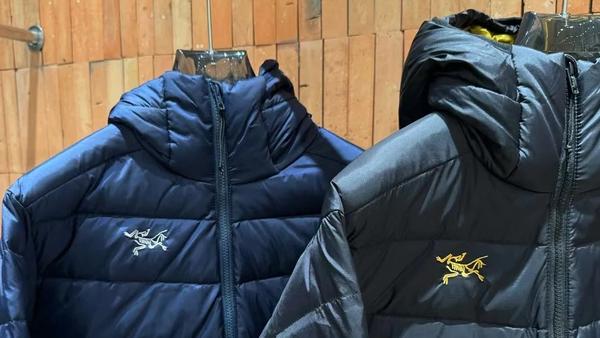 选择优质羽绒服，品牌是关键因素。市面上，国内外众多品牌各有特色。比如，**加拿大