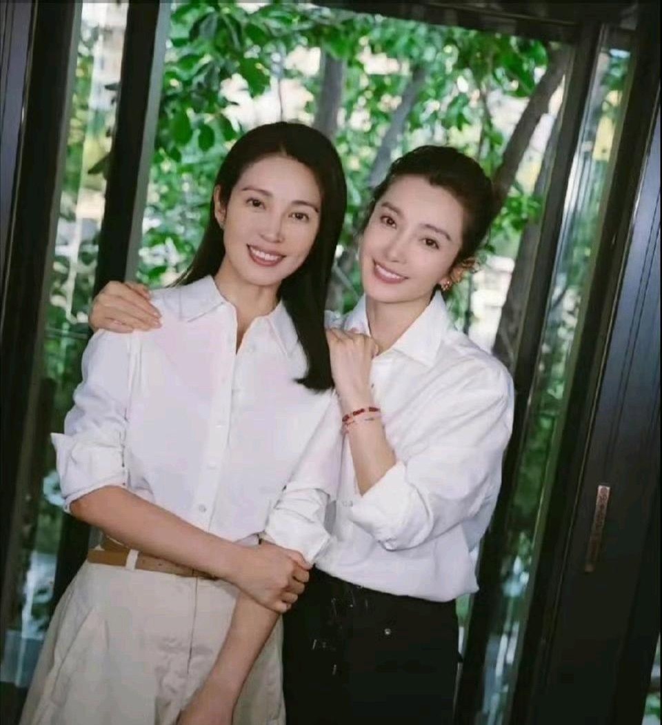 李冰冰和妹妹合照，这脸简直一模一样啊