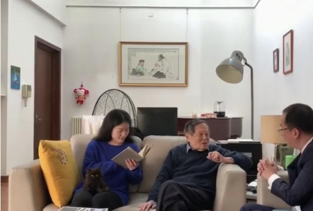 温馨的一幕！翁帆说，她和杨振宁得爱情生活就是象牙塔中的象牙塔。确实啊。杨老在和到