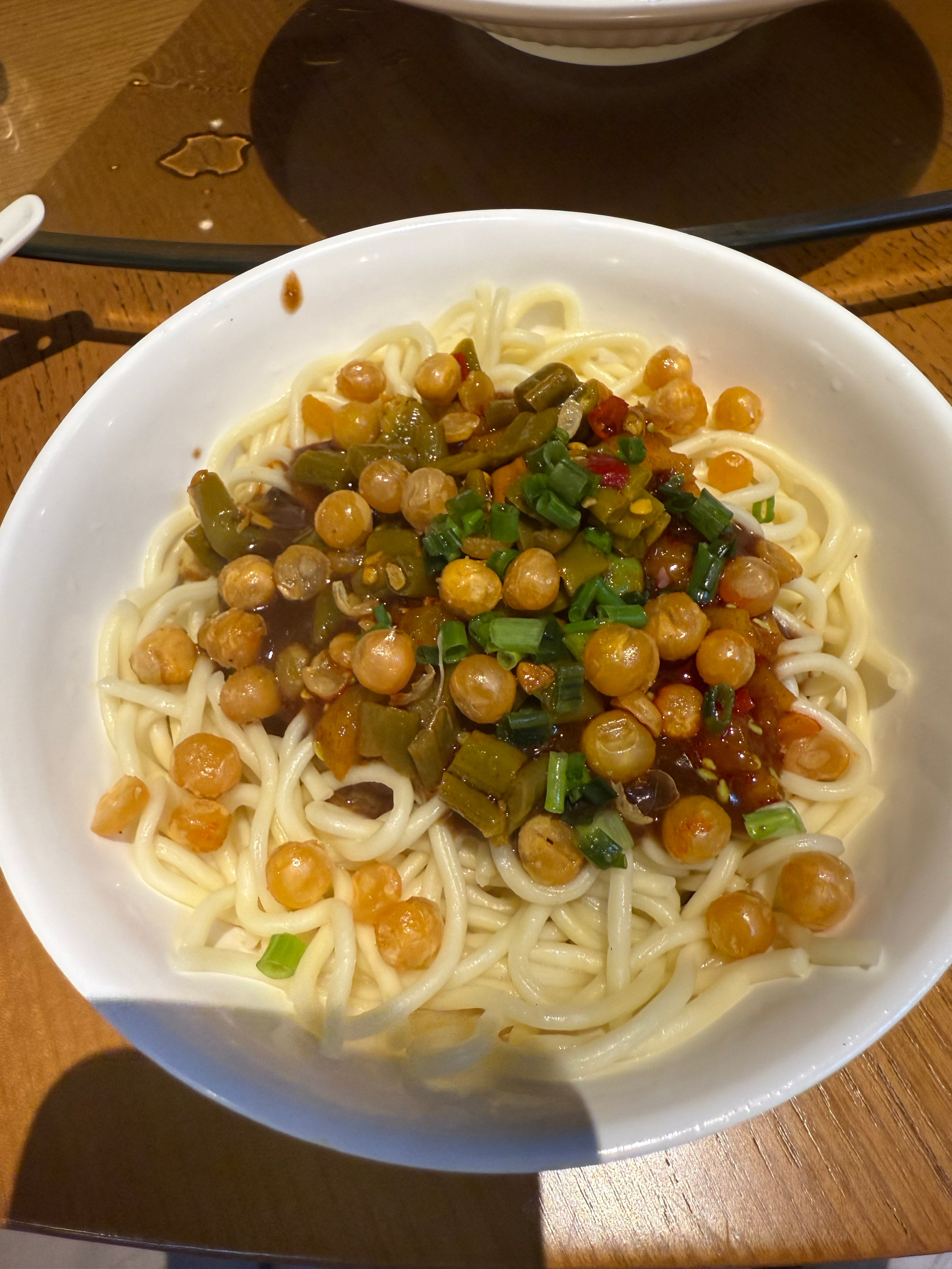 一个人点了一份热干面，一群笋干炒腊肉本来想点鱼头泡饭，超预算了[大笑]烧烤好吃吗