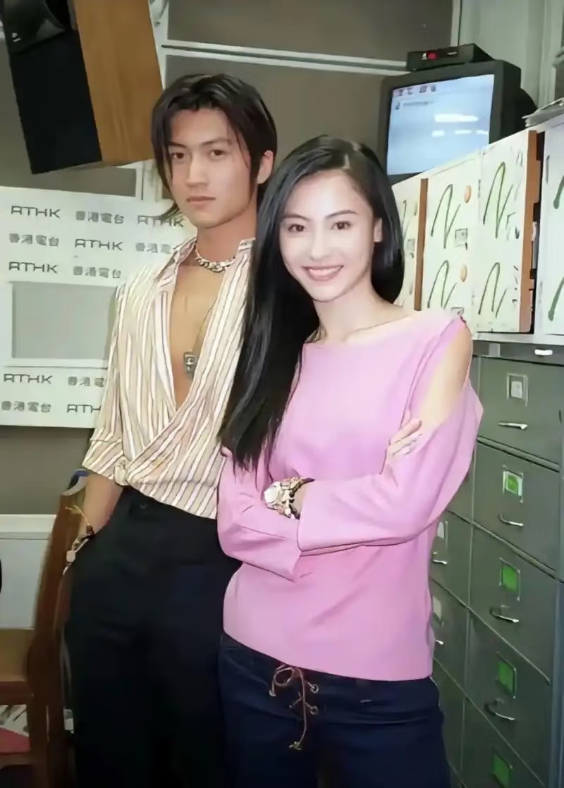 网传港媒消息，谢霆锋将价值3亿的豪宅过户至张柏芝名下，给到孩子的抚养费数额，更是