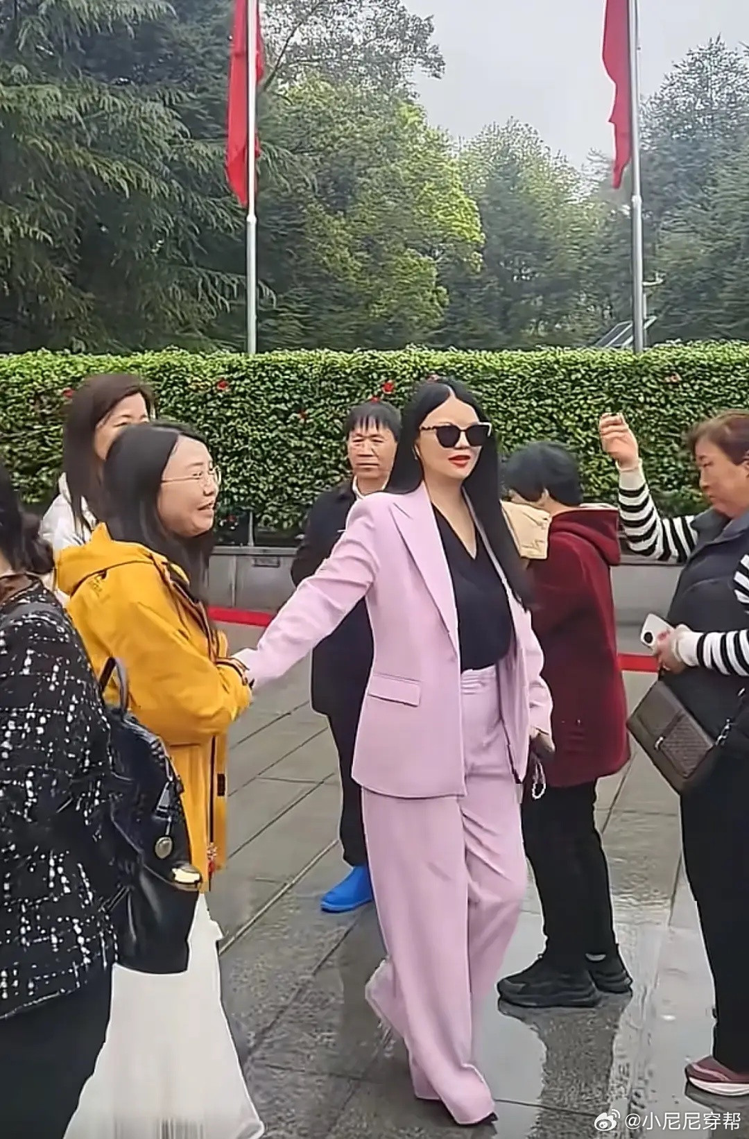 有网友在长沙偶遇到李湘母女！网友说，目测李湘真的比之前瘦了很多！看上去清秀了不少