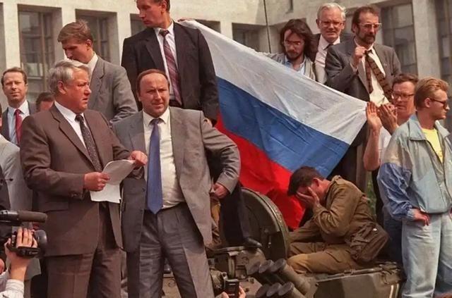 美国搞垮苏联后，为何没急着对中国下手？美国：不是不想，是不敢。老美费尽心思搞垮了