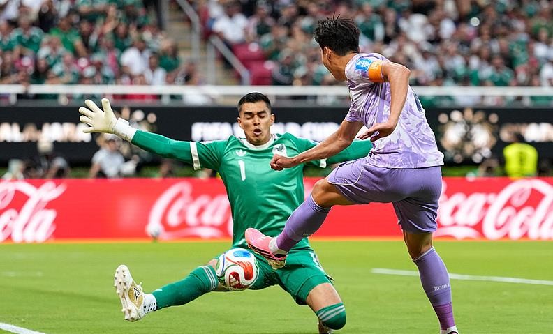 韩国0-1输墨西哥这场，说到底根本不是什么战术被碾压，就是金承奎那下脱手把全队脊
