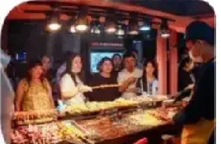 沈阳夜市，18个汉子，180串炸串，5瓶白酒，凌晨一点多来的结账时，49岁的
