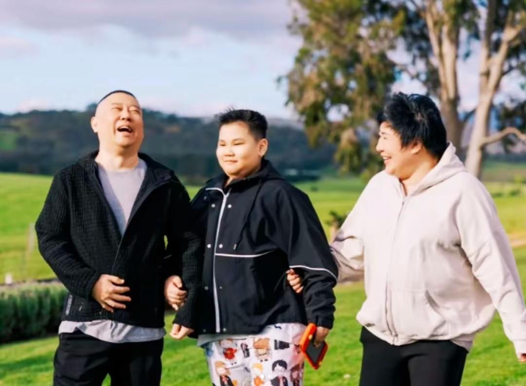 我就不信郭汾阳比郭麒麟有出息!郭德纲带着王惠郭汾阳一家去度假去了,有网友看到