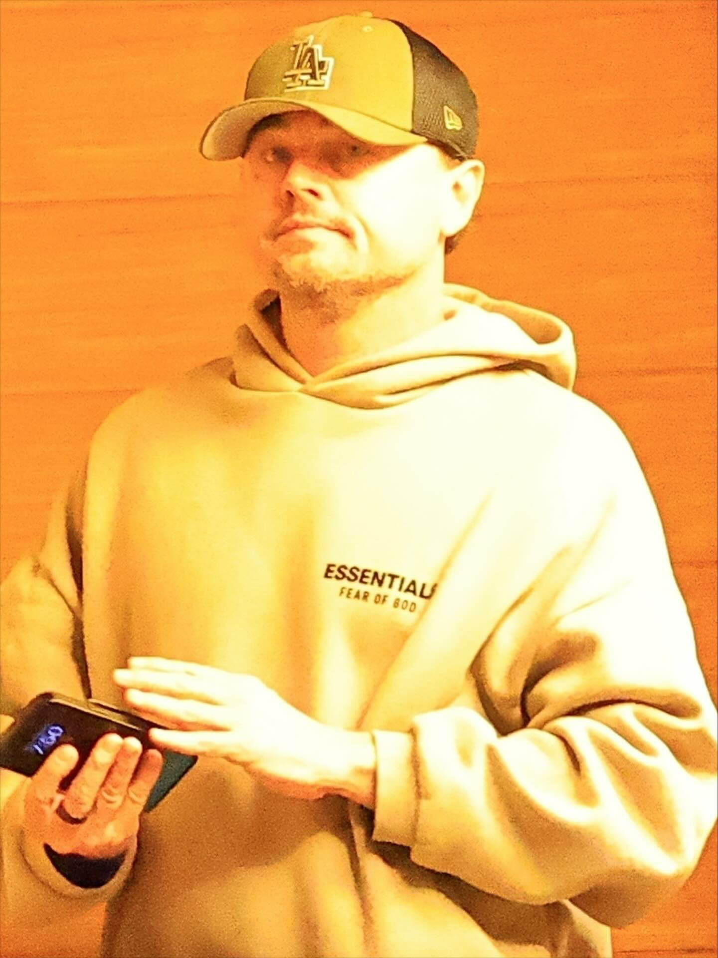 哈哈哈~~小李子莱昂纳多打电话新照又出表情包~~[笑着哭][捂脸哭][大笑]​